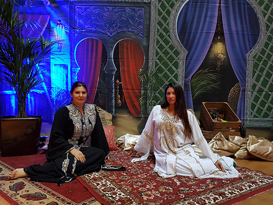 Gasten ontvangen bij de deur Alladin en Fatima